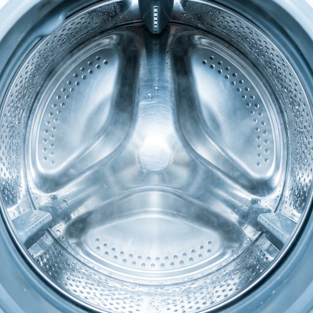 Waschmaschine reinigen und entkalken - Tipps Blick in eine frisch gereinigte, glänzende Waschmaschinentrommel